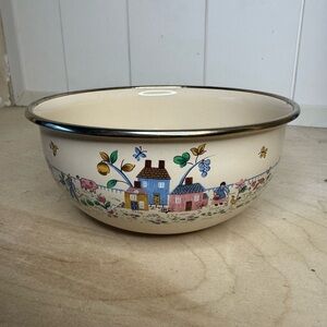 Charming small heartland mixing bowl